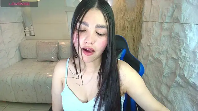 luna  r online show from September 12, 2025, 7:46 pm