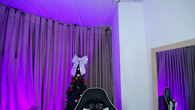 athenea fox online show from December 20, 2025, 7:28 pm