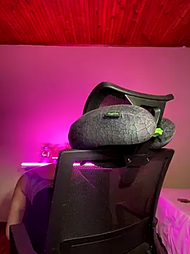 CoraVibes online show from November 18, 2025, 11:46 am