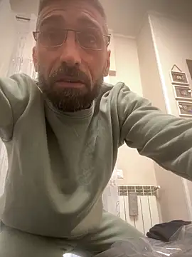 Snapshot of GmGit chatting on December 4, 2025, 1:43 pm GmGit online show from December 4, 2025, 1:43 pm