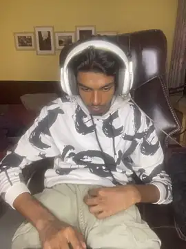 Snapshot of thecatfish chatting on December 2, 2025, 8:05 am thecatfish online show from December 2, 2025, 8:05 am