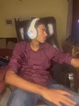 Snapshot of thecatfish chatting on December 4, 2025, 5:23 pm thecatfish online show from December 4, 2025, 5:23 pm