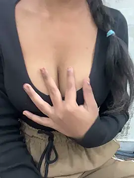 Snapshot of cute_parii_ chatting on November 19, 2025, 3:39 am cute parii online show from November 19, 2025, 3:39 am