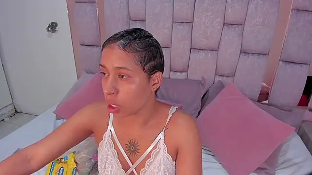 Snapshot of cloemorwen chatting on December 15, 2025, 10:04 pm cloemorwen online show from December 15, 2025, 10:04 pm