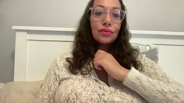 Snapshot of RosaFreya chatting on May 27, 2026, 2:57 pm RosaFreya online show from May 27, 2026, 2:57 pm