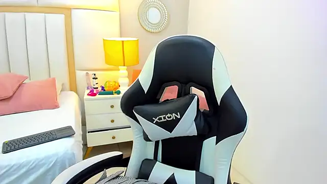 Snapshot of EimmyJones chatting on November 8, 2025, 3:21 am EimmyJones online show from November 8, 2025, 3:21 am