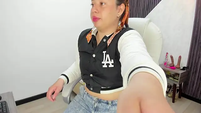 Snapshot of roxana_santini chatting on October 20, 2025, 2:39 pm roxana santini online show from October 20, 2025, 2:39 pm