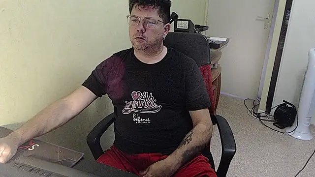 blueandwhite1 online show from October 25, 2025, 7:29 am