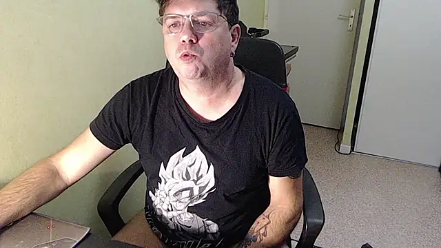 blueandwhite1 online show from November 27, 2025, 3:45 pm