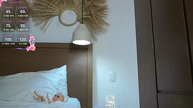 Snapshot of LunarAngel_ chatting on March 5, 2026, 1:46 am LunarAngel online show from March 5, 2026, 1:46 am