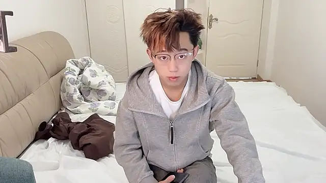 STxuguanhan online show from December 4, 2025, 5:28 am