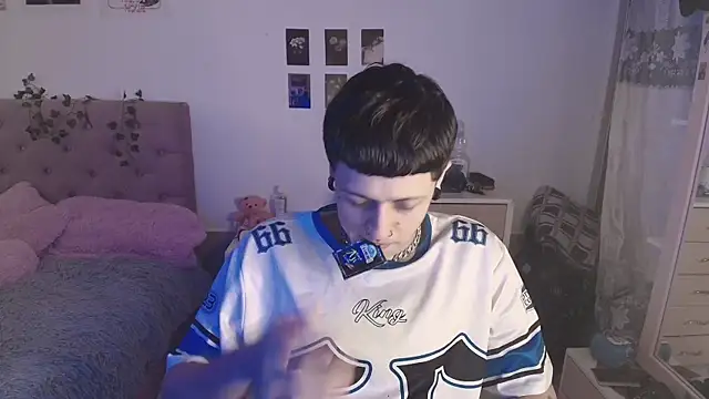 2cyboy  online show from September 27, 2025, 8:37 pm