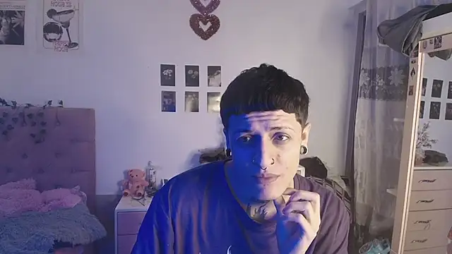 2cyboy  online show from September 22, 2025, 8:37 pm