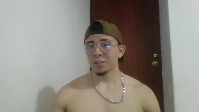 Snapshot of Eross_Santy chatting on June 17, 2026, 12:21 am Eross Santy online show from June 17, 2026, 12:21 am