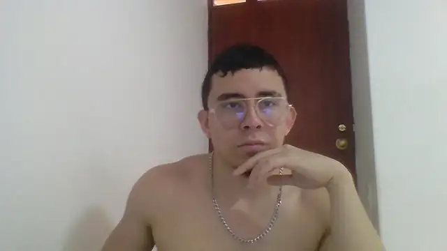 Snapshot of Eross_Santy chatting on June 17, 2026, 3:22 pm Eross Santy online show from June 17, 2026, 3:22 pm