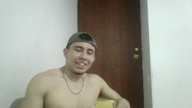 Snapshot of Eross_Santy chatting on June 18, 2026, 3:27 am Eross Santy online show from June 18, 2026, 3:27 am