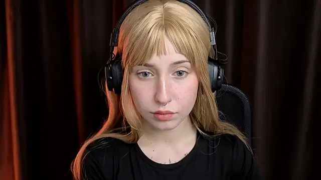 Snapshot of YukiMisa chatting on December 14, 2025, 2:55 pm YukiMisa online show from December 14, 2025, 2:55 pm