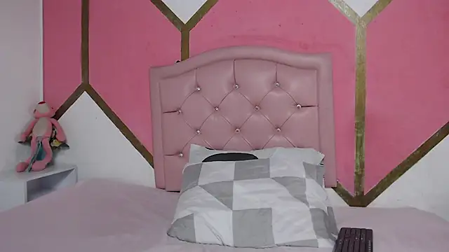 Snapshot of Mia_Wilsom chatting on October 17, 2025, 11:45 am Mia Wilsom online show from October 17, 2025, 11:45 am