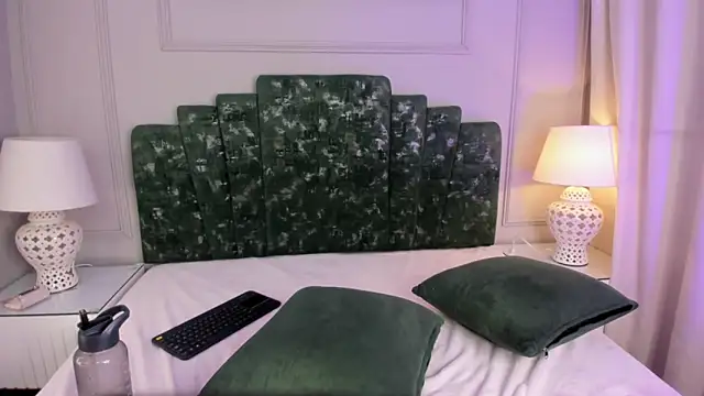 lux bitchx online show from May 3, 2026, 3:22 am