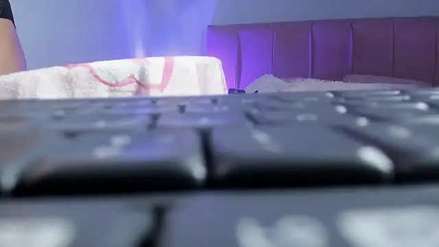 Snapshot of ela_petit chatting on December 3, 2025, 9:14 pm ela petit online show from December 3, 2025, 9:14 pm