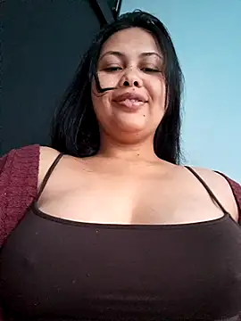 Snapshot of Alessandraa- chatting on May 13, 2026, 9:33 pm Alessandraa- online show from May 13, 2026, 9:33 pm