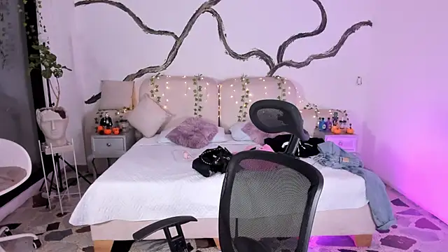 SarahCastro1  online show from October 24, 2025, 5:28 am