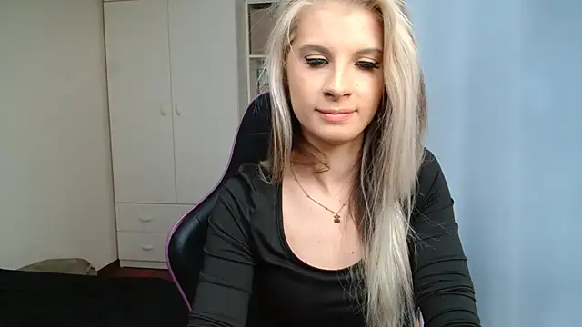 Snapshot of KristineGlow chatting on June 8, 2026, 2:17 pm KristineGlow online show from June 8, 2026, 2:17 pm