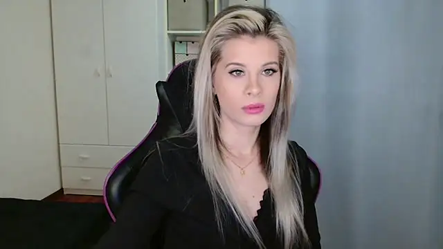 Snapshot of KristineGlow chatting on March 3, 2026, 7:15 am KristineGlow online show from March 3, 2026, 7:15 am