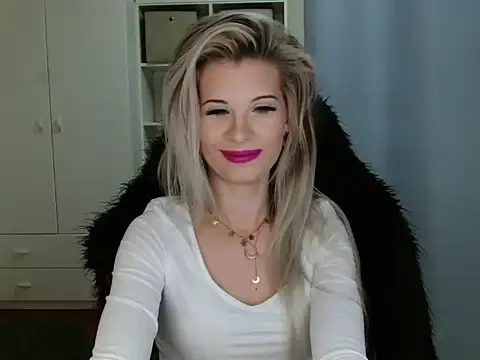 KristineGlow online show from November 6, 2025, 7:23 am