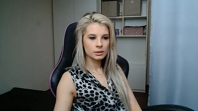 Snapshot of KristineGlow chatting on June 18, 2026, 9:25 am KristineGlow online show from June 18, 2026, 9:25 am