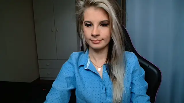 Snapshot of KristineGlow chatting on June 16, 2026, 6:24 am KristineGlow online show from June 16, 2026, 6:24 am