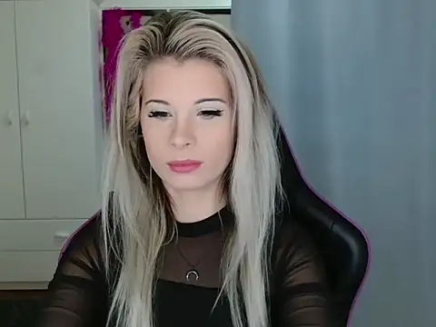 KristineGlow online show from October 30, 2025, 7:17 am