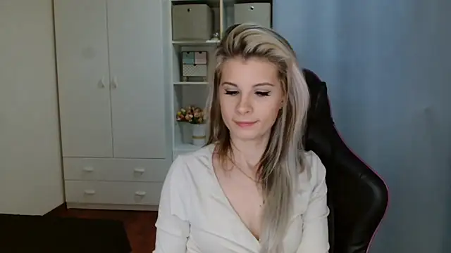 Snapshot of KristineGlow chatting on March 9, 2026, 7:12 am KristineGlow online show from March 9, 2026, 7:12 am