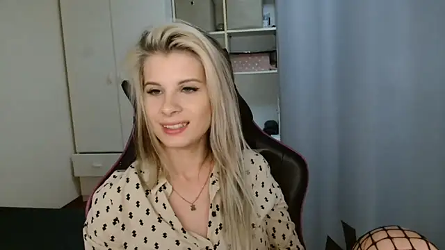 Snapshot of KristineGlow chatting on May 9, 2026, 6:33 pm KristineGlow online show from May 9, 2026, 6:33 pm