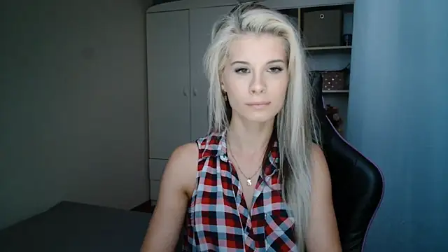 Snapshot of KristineGlow chatting on July 28, 2026, 6:20 pm KristineGlow online show from July 28, 2026, 6:20 pm