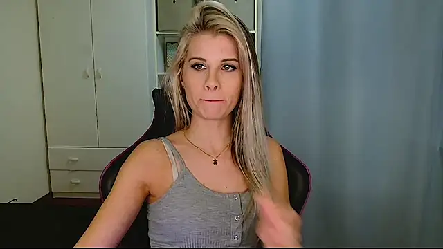 Snapshot of KristineGlow chatting on February 16, 2026, 9:02 pm KristineGlow online show from February 16, 2026, 9:02 pm