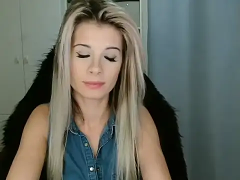 KristineGlow online show from November 18, 2025, 7:28 pm