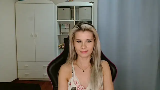 Snapshot of KristineGlow chatting on March 5, 2026, 7:32 pm KristineGlow online show from March 5, 2026, 7:32 pm