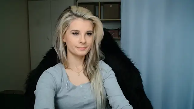 Snapshot of KristineGlow chatting on July 3, 2026, 6:31 am KristineGlow online show from July 3, 2026, 6:31 am