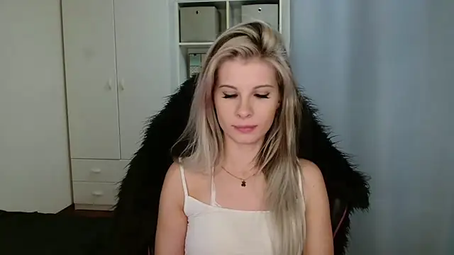 Snapshot of KristineGlow chatting on February 19, 2026, 9:12 pm KristineGlow online show from February 19, 2026, 9:12 pm