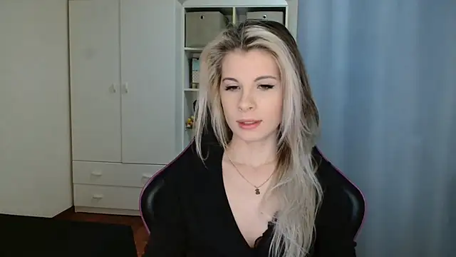 Snapshot of KristineGlow chatting on March 18, 2026, 7:11 am KristineGlow online show from March 18, 2026, 7:11 am