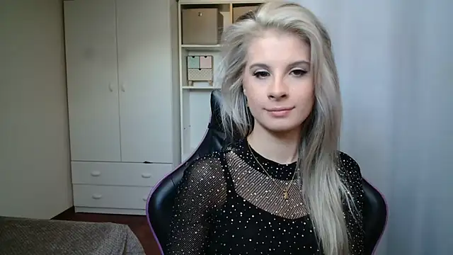 Snapshot of KristineGlow chatting on May 25, 2026, 6:23 am KristineGlow online show from May 25, 2026, 6:23 am