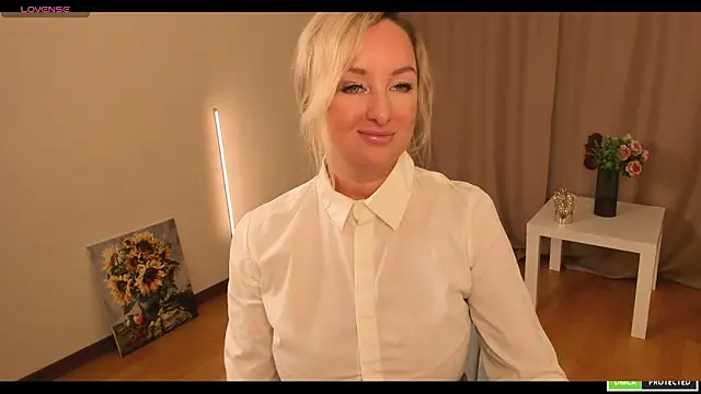 Snapshot of sexmom8 chatting on October 9, 2025, 10:05 am sexmom8 online show from October 9, 2025, 10:05 am