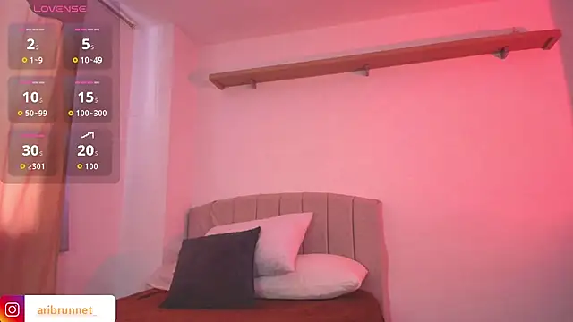 Snapshot of BrunnetAri_ chatting on November 25, 2025, 6:19 pm BrunnetAri online show from November 25, 2025, 6:19 pm