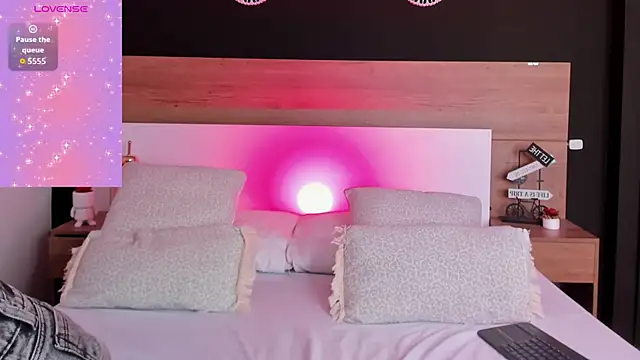 Snapshot of MiaTaylorSweet chatting on October 22, 2025, 2:16 pm MiaTaylorSweet online show from October 22, 2025, 2:16 pm