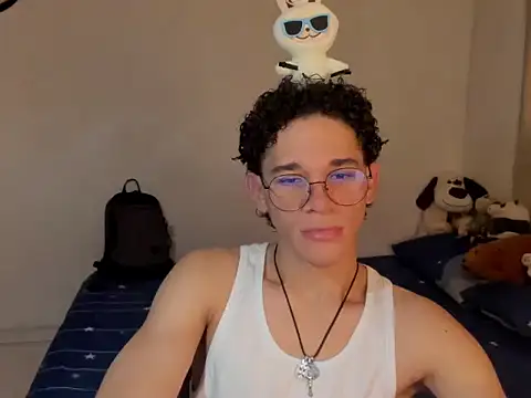 Snapshot of Tom_Blues chatting on October 24, 2025, 1:32 pm Tom Blues online show from October 24, 2025, 1:32 pm