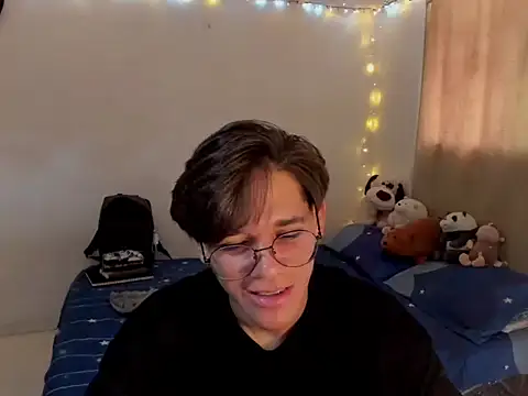 Snapshot of Tom_Blues chatting on October 30, 2025, 5:32 pm Tom Blues online show from October 30, 2025, 5:32 pm