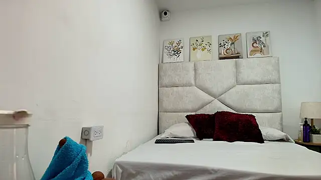 elizawiliamst online show from May 4, 2026, 3:59 pm