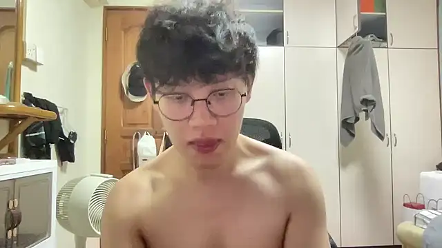 Passionatetwink2 online show from December 15, 2025, 2:34 pm