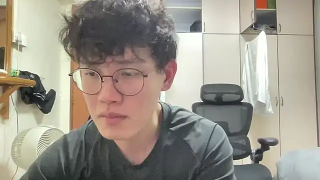 Passionatetwink2 online show from October 16, 2025, 8:33 am